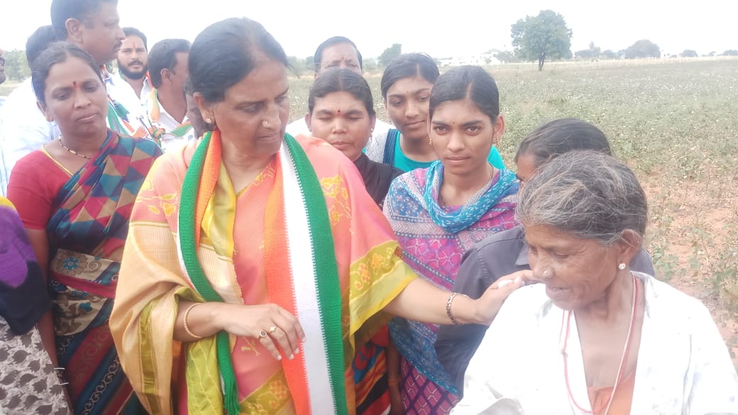 మహేశ్వరం నియోజకవర్గం, మహేశ్వరం మండలం, పెద్దమ్మ తండా లోని పత్తి రైతులను పరామర్శించిన గిట్టుబాటు ధరను ఖచ్చితంగా కల్పిస్తానని హామీ ఇవ్వడం జరిగింది. #SabithaIndraReddy #Maheshwaram