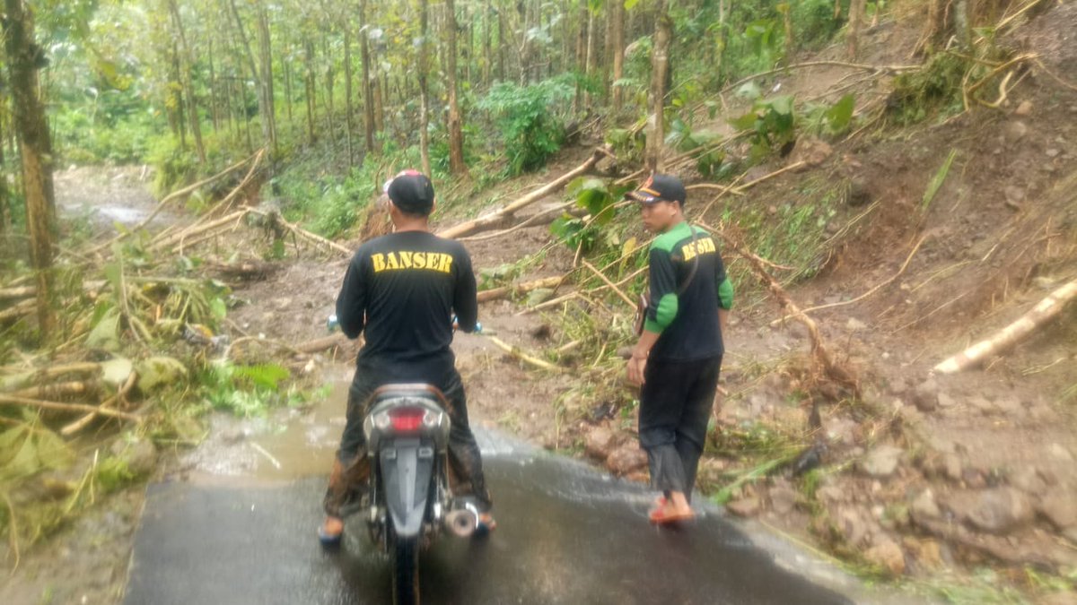 Official_Ansor's tweet photo. Sahabat - sahabat Banser Kab. Tasikmalaya mengevakuasi jenazah korban banjir bandang yang mencakup Kec. Cipatujah dan Culamega Kab. Tasikmalaya
#KitaIniSama 
#ansor
#banser https://t.co/3x4mR1IAdY