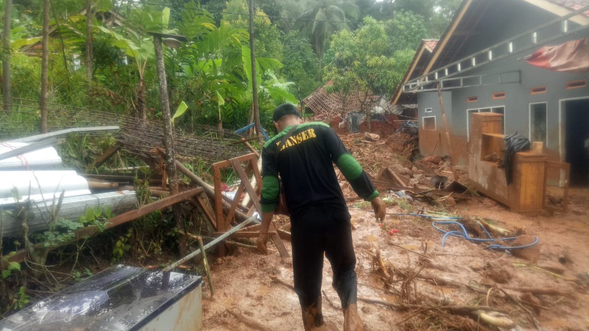 Official_Ansor's tweet photo. Sahabat - sahabat Banser Kab. Tasikmalaya mengevakuasi jenazah korban banjir bandang yang mencakup Kec. Cipatujah dan Culamega Kab. Tasikmalaya
#KitaIniSama 
#ansor
#banser https://t.co/3x4mR1IAdY