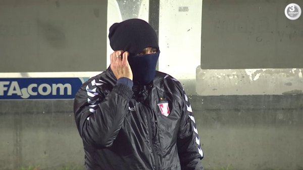 lyagerlaursen's tweet photo. Hej @DBUfodbold. Får det konsekvenser for @Vejle_B, at Sormani kommunikerede med sin bænk telefonisk igår? Hvis ikke, så giv besked, for så må de meldes for overtrædelse af Burka-forbuddet. Ham på bænken havde kun øjnene fri - det er ulovligt, ikke også @OjylPoliti? #sldk #VBACH https://t.co/4eIE9QoLmJ
