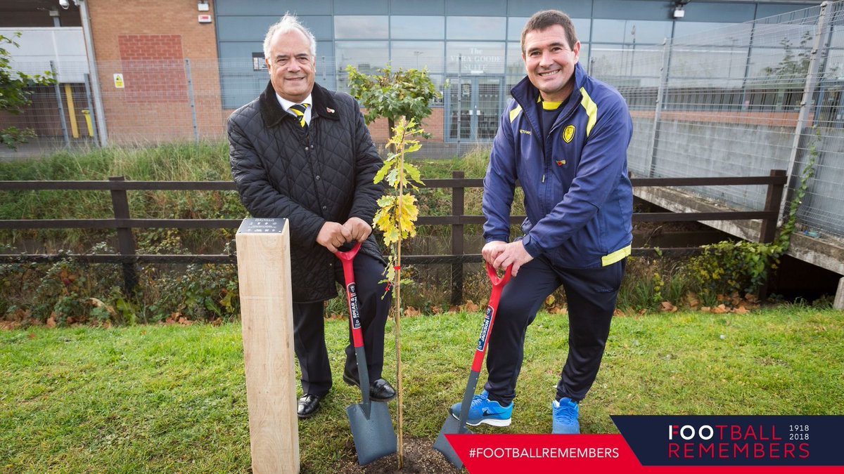burtonalbionfc's tweet image. 💛🖤 Burton Albion have planted an oak tree at the @PirelliStadium as part of the #ForClubAndCountry initiative with the @EFL, @WoodlandTrust and @FootballMuseum.

Read more here 👉 buff.ly/2ANJBIG

#FootballRemembers #BAFC