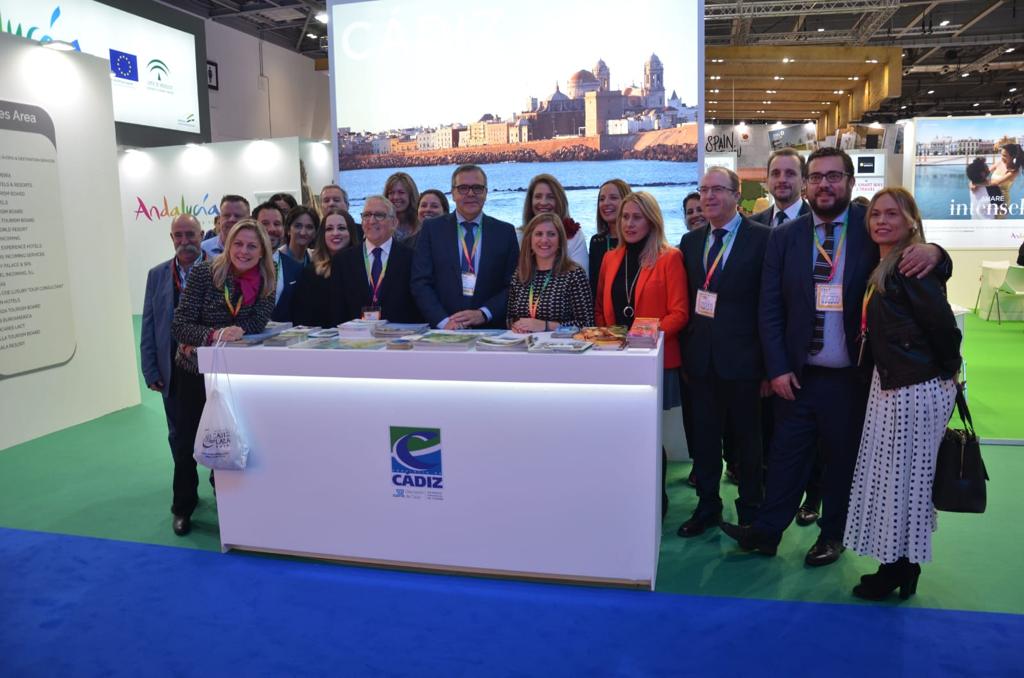 AETCadiz's tweet photo. Nuestra presidenta , @Josefadiazdel de @HotelLasCortes en el @WTM_London , dando a conocer el #DestinoCádiz junto a más #empresas e #instituciones de la #provincia 💪 ¡ Bravísimo !👏
#aetc #aetcadiz #aetcimparable #worldtravelmarket #wtmlondon #WTM2018 #WTMLDN #WTM #cadizturismo https://t.co/DYON8YkZBt