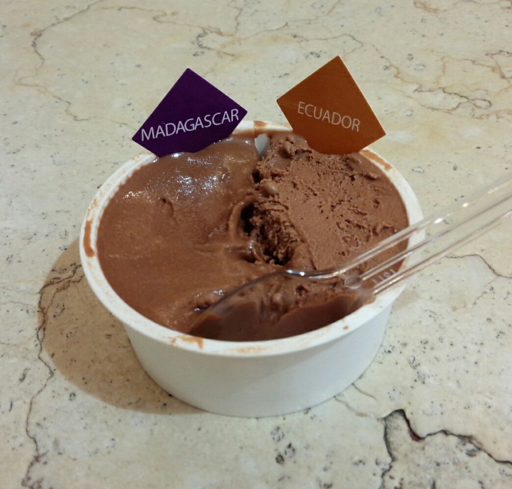 lockenbooth's tweet photo. #domori
#coldchocolate
#torino
#イタリアフェア2018
#italiafair2018
ストラディバリウスが演奏される中、トリノのドモーリのコールドチョコレート🍫アイスでもジェラートでもない、トロリとした冷たいチョコレートクリーム🍫マダガスカルはスタッフお薦め、変わり種🍫エクアドルはミルクで甘め https://t.co/QTdXexk9sD