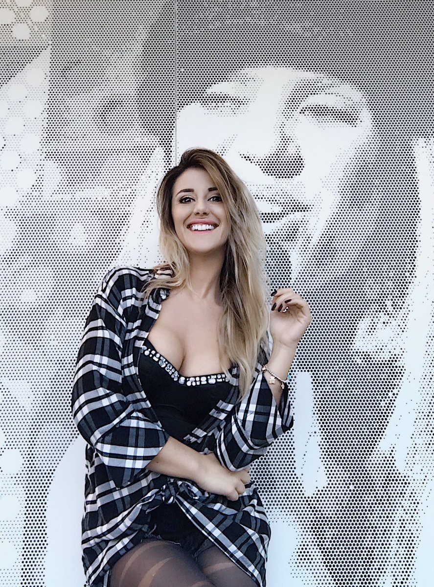 Faccio sempre lo sforzo di strappare un sorriso a chiunque mi capiti di incontrare. Questo è uno dei più importanti obiettivi che mi fisso ogni giorno. È buffo, ma quanta più gente faccio sorridere, tanto più sorrido io.❤️