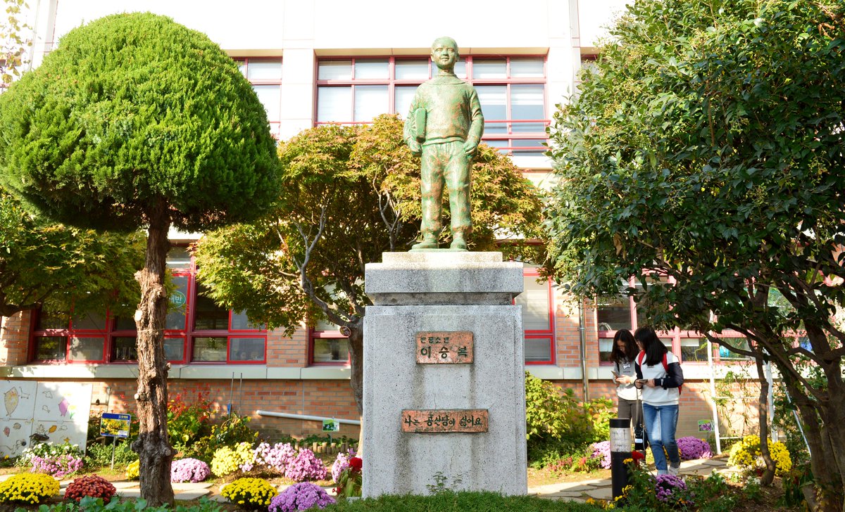 ulsanpress123's tweet image. 노 교육감 이승복 동상 철거 지시 찬반 논쟁
#노옥희교육감 #이승복 #이승복동상 #울산_이승복동상

기사 보기 bit.ly/2AOej4v