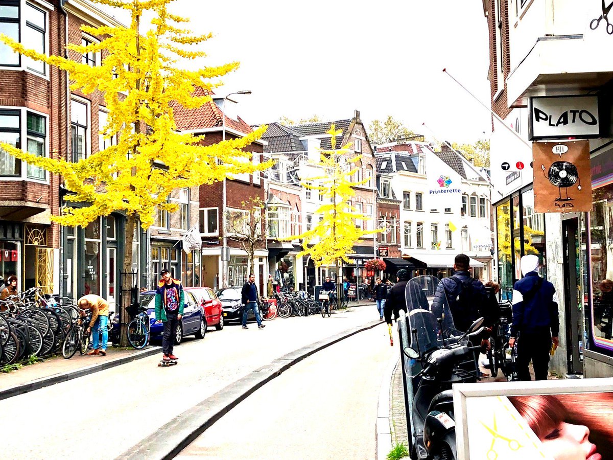 3voor12Utrecht's tweet photo. Voorstraat ondernemers organiseren eigen evenement tijdens @LeGuessWho 2018. Muziek, films en lezingen op zondag 11 november tijdens Le Voorstraat! https://t.co/lu4pfSHox8 #lgw18 https://t.co/e0na7zU3ei