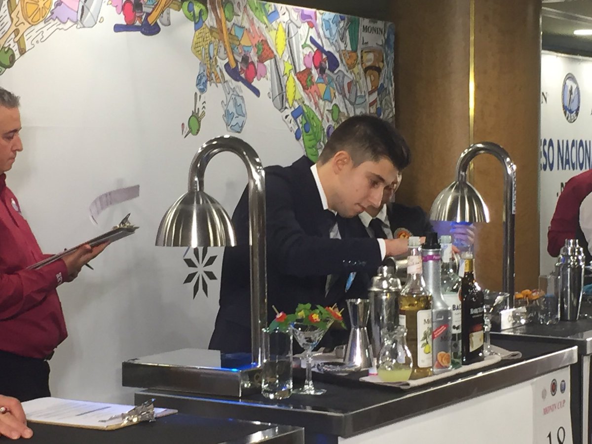 AsocGalBarmen's tweet photo. Ya en escena Pablo Bugallo, preparando su cocktail con alcohol  de la #MoninCup. A la hora de la comida sabremos si se ha clasificado para la final de @MONINFlavours. #EquipoAgaba #MoninDay #NacionalFABE2018 #Fabe2018 #FabeBarmans @fabebarmans https://t.co/ZoWiXDKjhM