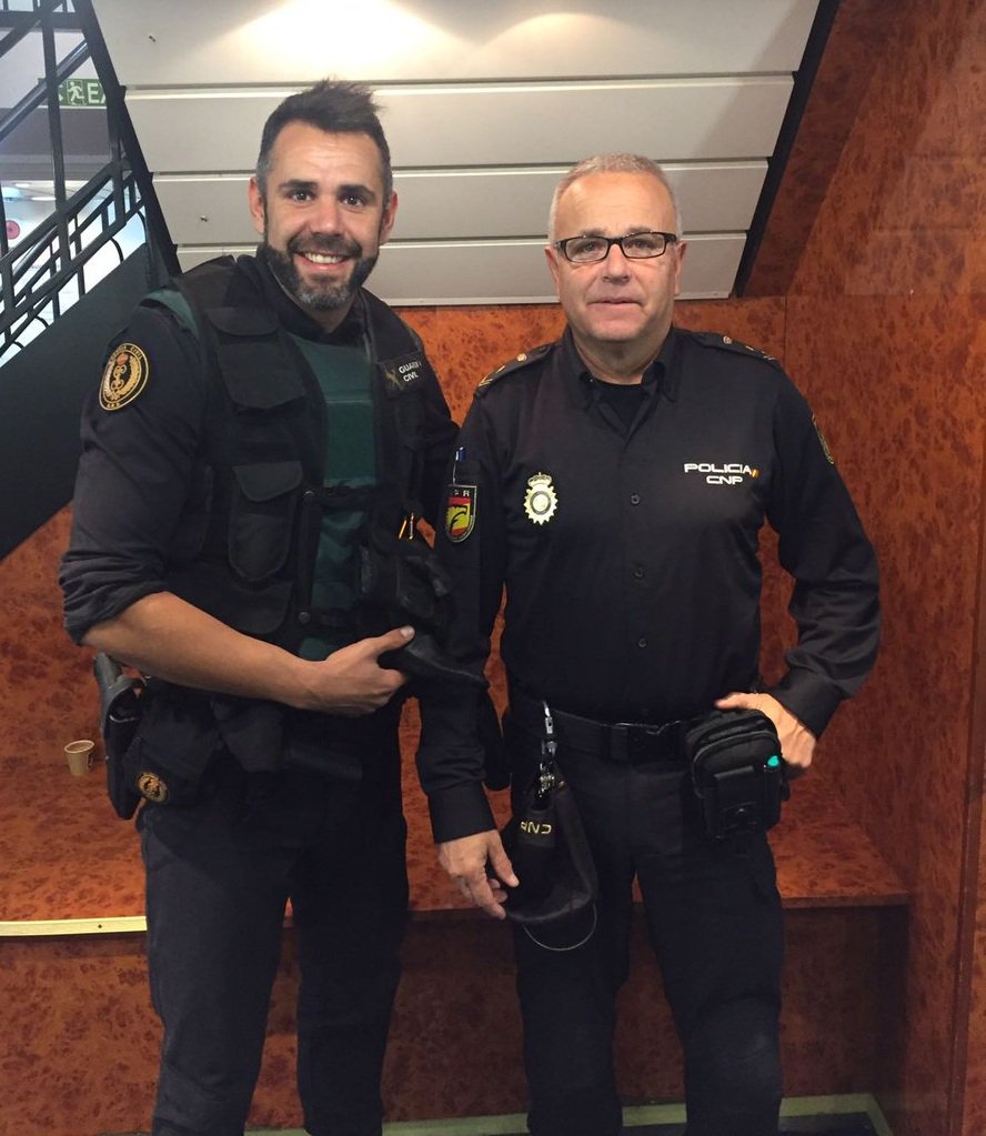 guardiacivil's tweet image. Padre @policia/ hijo @guardiacivil. Dos generaciones, dos uniformes 💙💚. Ambos agentes están en la primera línea de la intervención operativa policial. Un sólo espíritu de servicio al ciudadano.  #Grandes 💪
#ServiryProteger 🇪🇸 
#AllíDondeNosNecesites