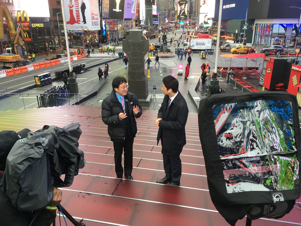 ReutersLocSvcs's tweet photo. #yutatomikawa from @tv_asahi_news broadcasting live with Reuters Location Services in #NewYork #TimesSquare #USmidterms #broadcastnews #livepositions #Reuters https://t.co/uFHxjR6J8Z