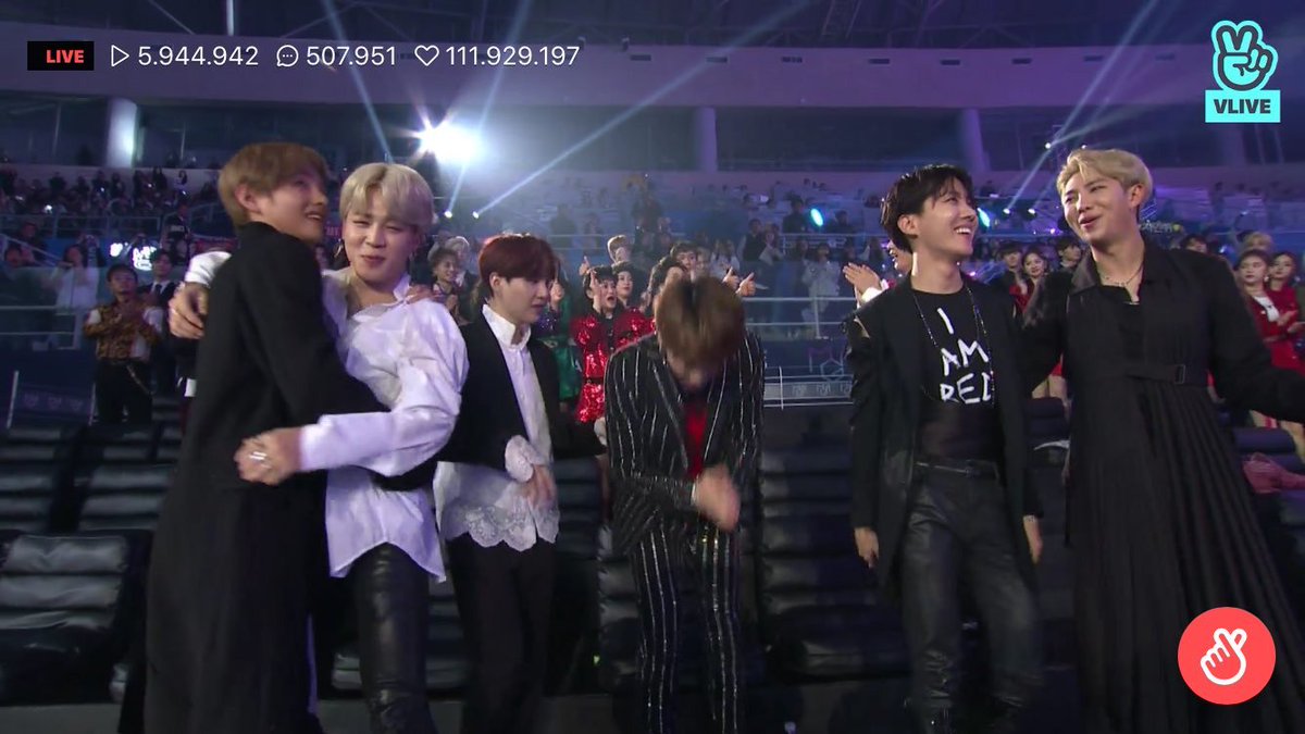 Polmol11's tweet photo. The bangtans won the “Best Digital Album of the Year" award at the 2018 MBC Plus x Genie Music Awards
Mom,i love them❤😭
#BTSatMGA #BTS #MGA2018 @BTS_twt https://t.co/PHvasz9HY9