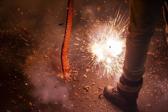 alex_bamford's tweet photo. Firecrackers being let off in the street at Lewes. Organised anarchy. #lewesbonfirenight #lewes #waterloobonfiresociety #Novemberthefifth #bonfire #fireworks https://t.co/2SEwRMBIT2