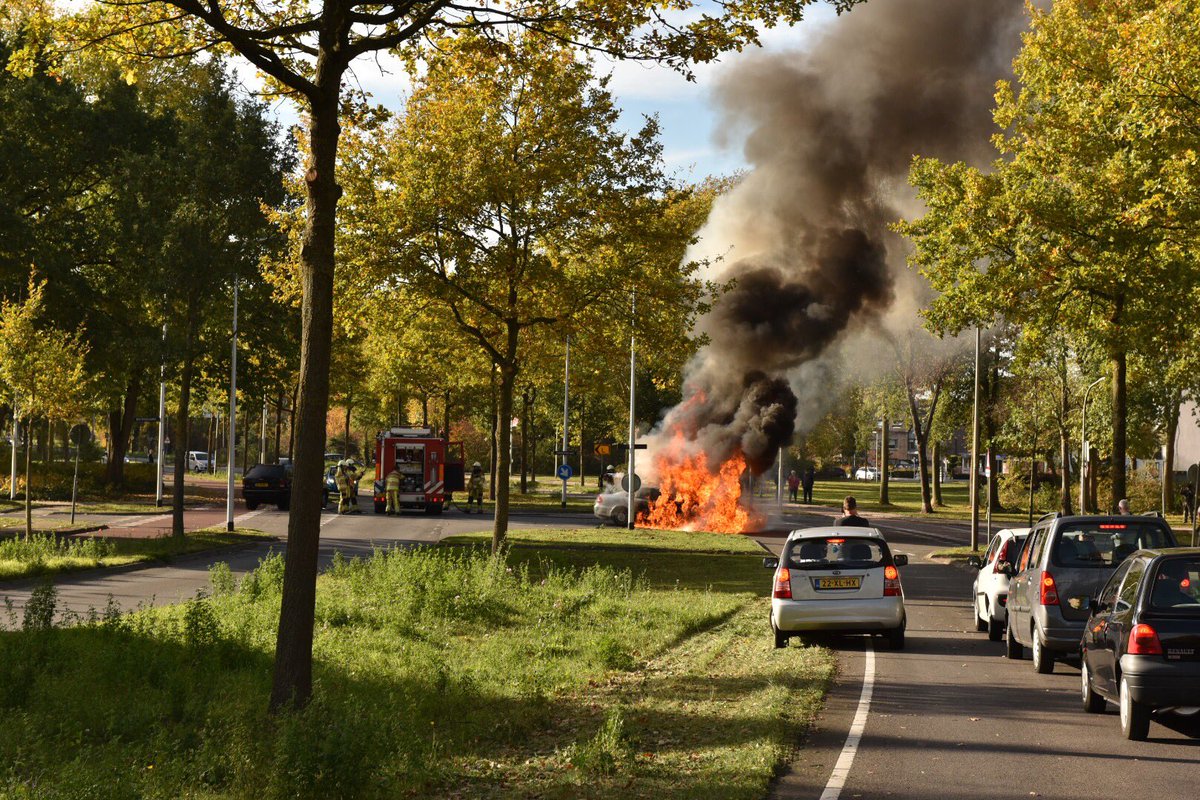 Auto vliegt onder het rijden in brand. Overstichtlaan #deventer Facebook.com/arjanpenningfo…