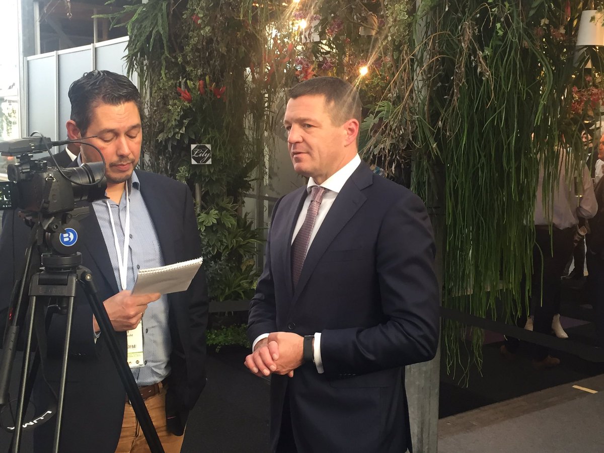 bloemisterij's tweet photo. Topman Pieter Elbert van KLM tegen reporter #bloemisterij: Geen fysieke belemmeringen voor groei @Schiphol, dus ook niet voor cargo. Na 2021 weer politieke ruimte mogelijk #floriforum2018 https://t.co/G4aK6VX1jF