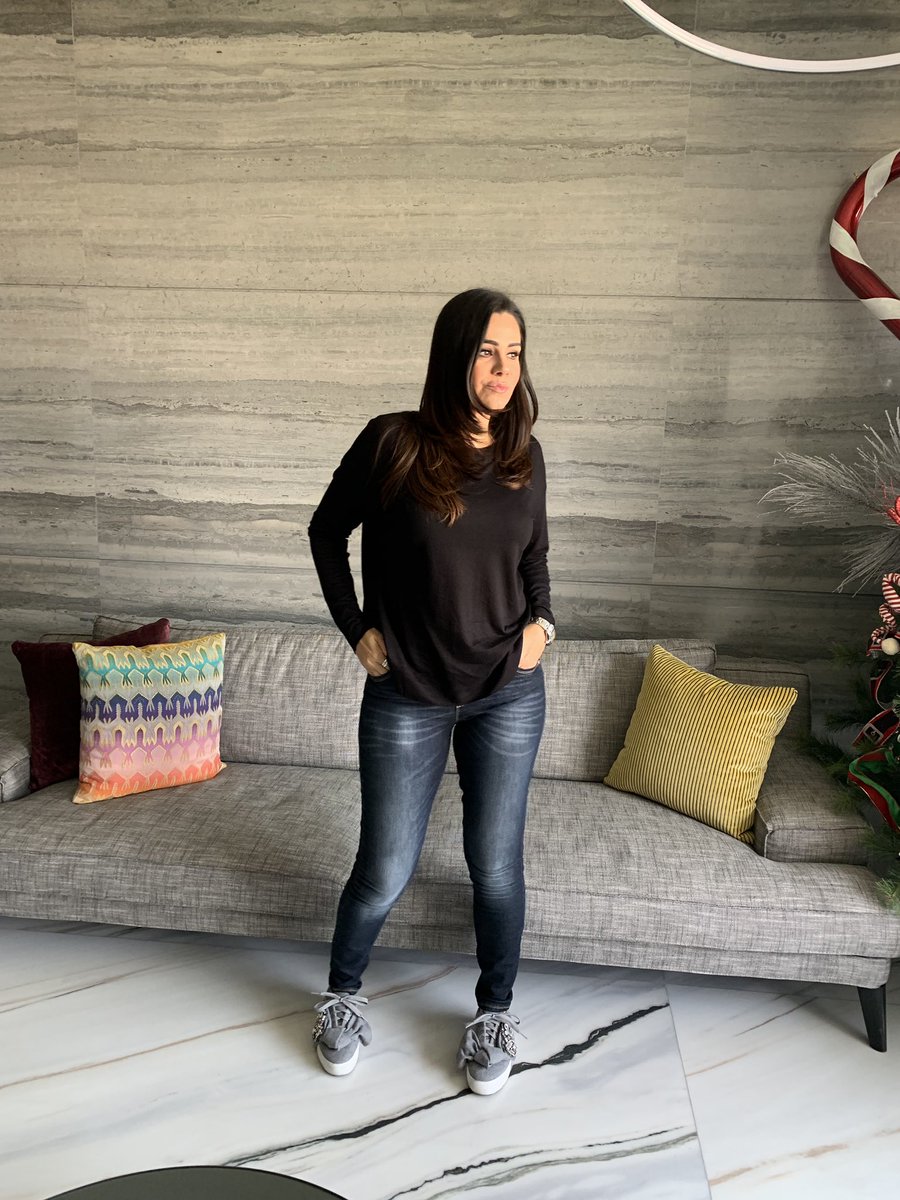 LuzElenaGlez's tweet image. La felicidad es una actitud ante la vida  @osom #osom blusa tipo sweater #benetton jeans #benetton 
osom.com/app 
¿Te gusta mi look? Adquiere el tuyo con un 30% off con el siguiente código DSF-LuzEglezz