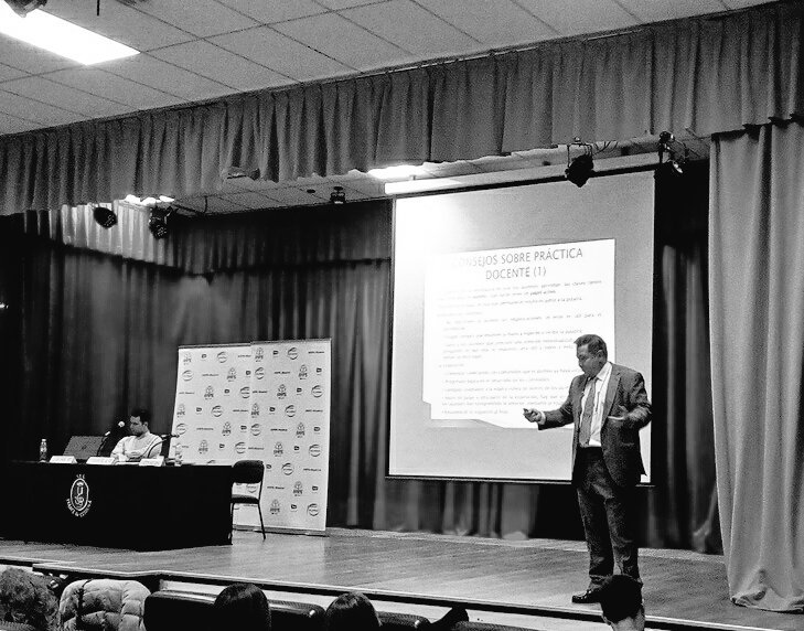 AnpeJosemiguel's tweet photo. El inspector D. Víctor Sanz nos da unos consejos sobre la práctica docente en la jornada de @ANPEmadrid para
#funcionarios #enpracticas. https://t.co/RFFI6hslwP