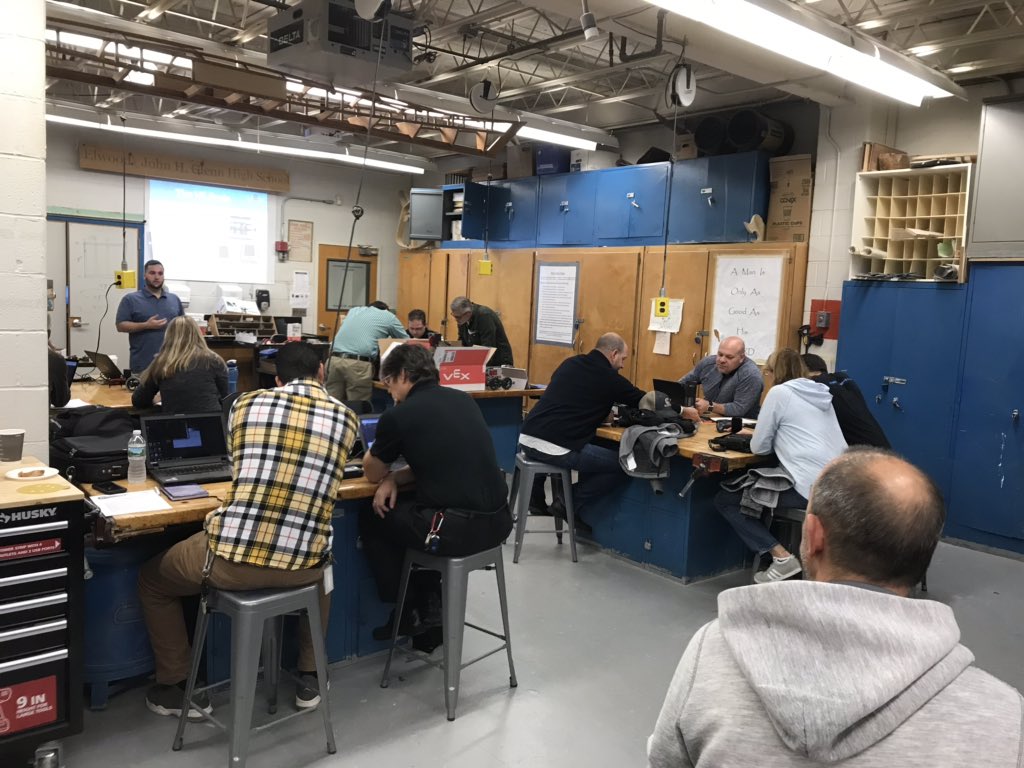 McGuireTechEd's tweet image. Conference day #VEX V5 and #codingstudio training with @Dan_iDesignSol #idesign #vexrobotics