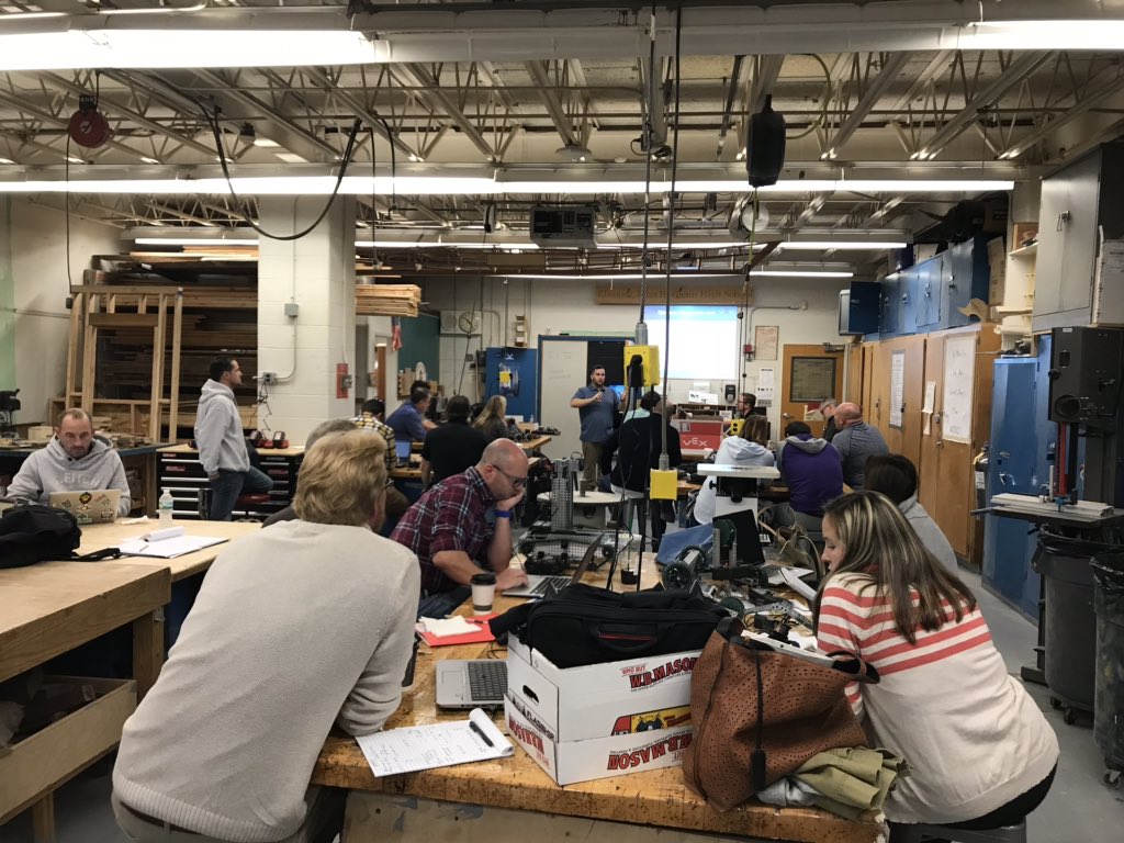 McGuireTechEd's tweet image. Conference day #VEX V5 and #codingstudio training with @Dan_iDesignSol #idesign #vexrobotics