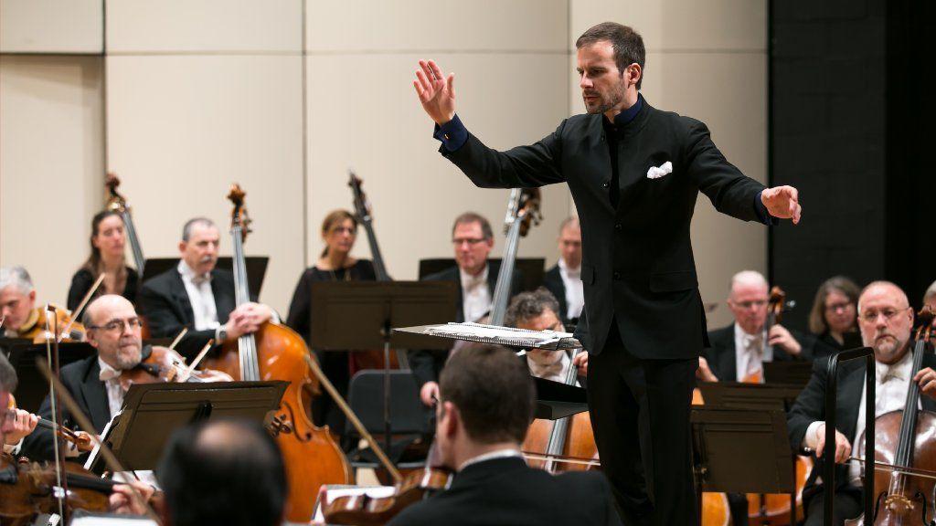 The <a href="/lfsymphony/">Lake Forest Symphony</a> celebrates Illinois' bicentennial this weekend with works by 4 living Illinois composers, including their very own executive director @timcorpus chicagotribune.com/suburbs/lake-f…