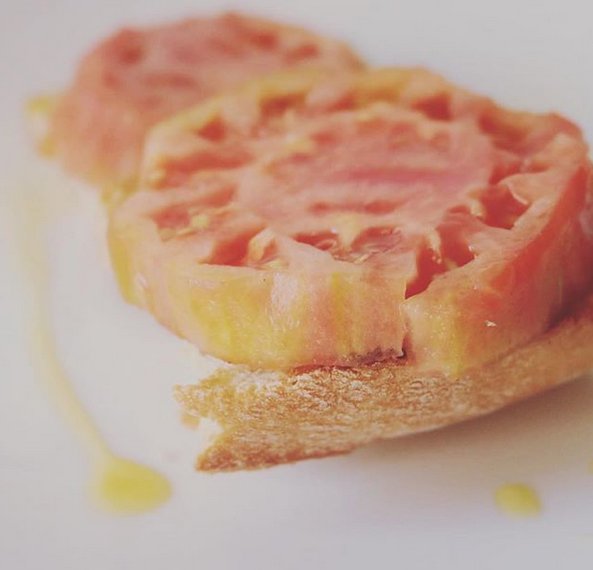 huertadeamparo's tweet photo. Bienvenidos OTELLO y REBELIÓN a nuestra familia de tomates Eco !!!  📣📣 Y es que un tomate pelado sobre un buen pan como almuerzo es lo  más. 😋😋 Recuerda que en la tienda online puedes ELEGIR LA FRANJA  HORARIA y el DÍA para recibir tus pedidos. #organic #ecologicos #madrid https://t.co/nhig6BWsMU