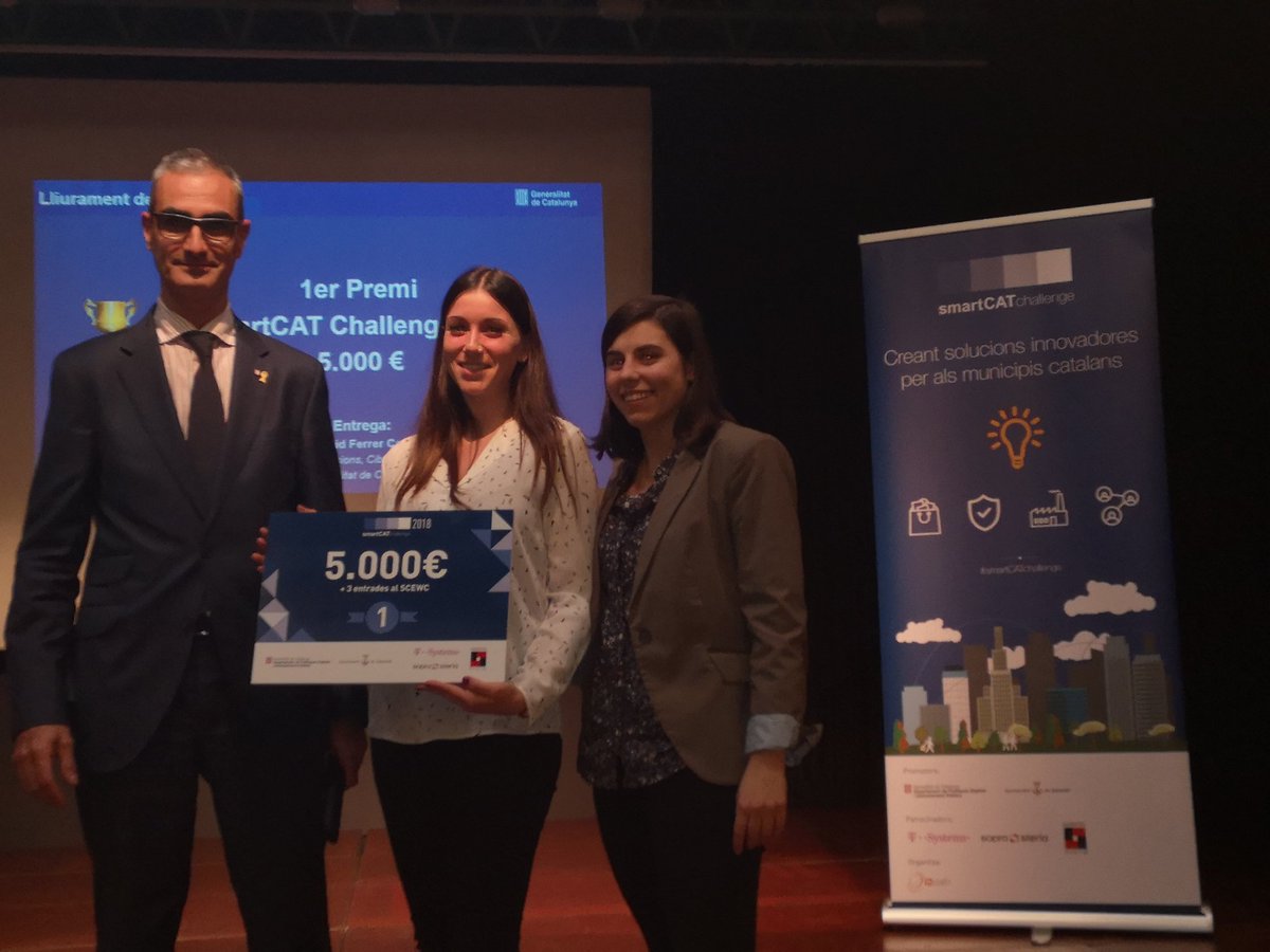 sfiguerola's tweet image. Felicitats al LES guanyadores del primer premi #SmartCATChallenge Swaypp entregat pel Secretari @davidferrerc @dmarcop @joanabarbany @i2CAT