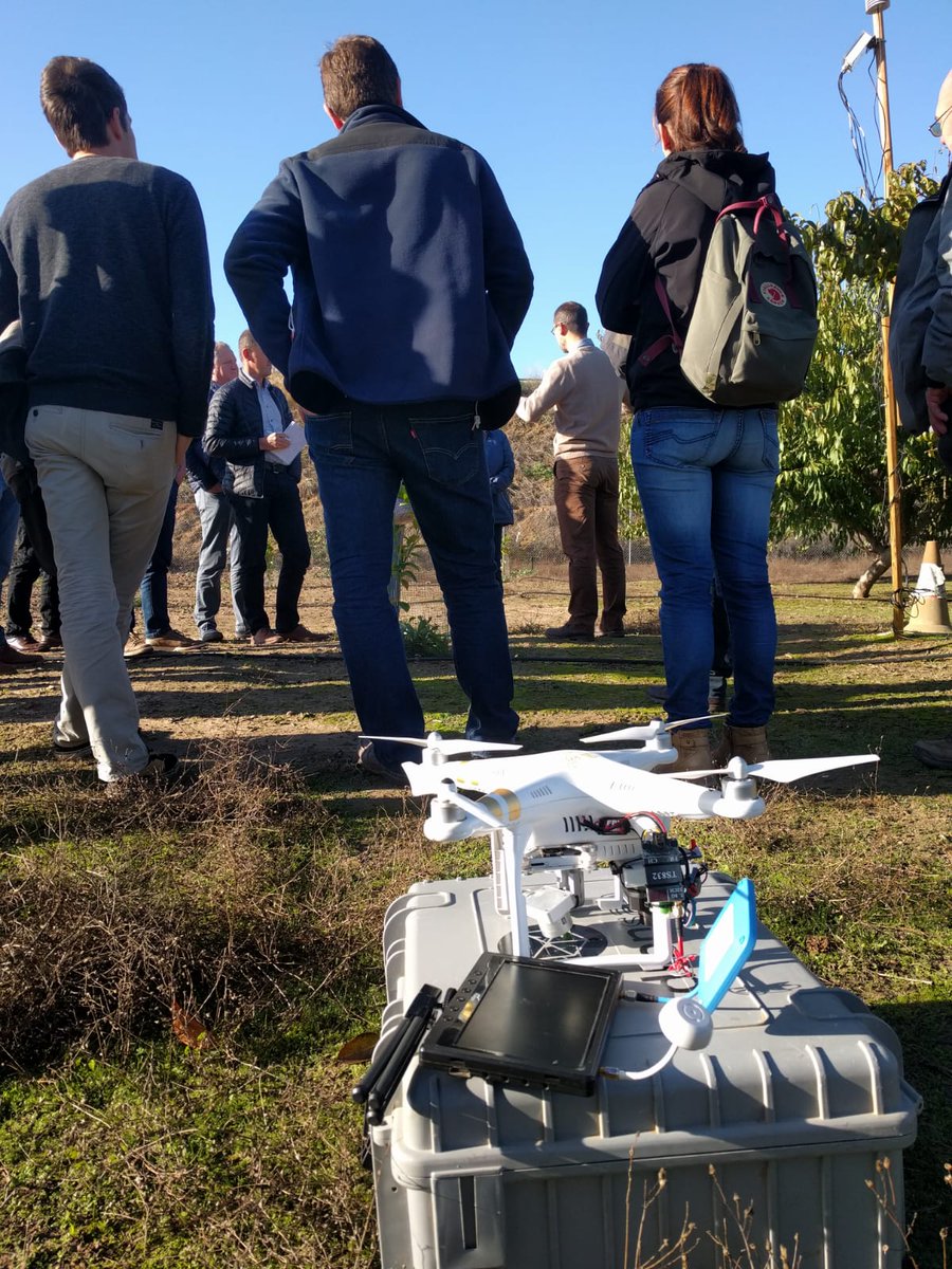 AgTechAndalucia's tweet photo. Hoy nos han visitado un grupo de 30 agricultores y 4 investigadores procedentes de un Centro de Transferencia del norte de Bélgica para conocer el proyecto #SmarAGServices ✅📲Hemos organizado unas jornadas en @ETSIASevilla donde han podido ver los prototipos diseñados 🔝😉 https://t.co/Zm2MQ6ZSrc