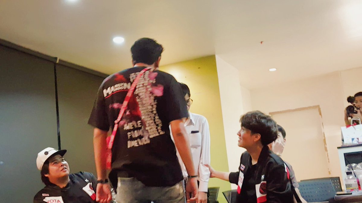 For_TingDC's tweet photo. ขำบวกเอ็นดูตอนนี้ น้องแฮมขอบคุณซันที่ช่วยทำให้น้องพัฒนาฝีมือได้ แต่ซันไม่อยู่ในห้องตอนนั้น แล้วพอซันเดินเข้ามาฮิวโก้รีบชี้ใหญ่เลย พี่ปริ๊นซ์ก็ช่วยบอกว่าแฮมชมซัน แล้วแฮมก็บอกว่า "ใครบอก" ไปอีก  โอ๊ย พอเค้าเข้ามาก็รีบปฏิเสธเชียว น้องง😂💕
#diamondcobra #dchamz #dchugo #mrsunz https://t.co/RBy8g1C7i2