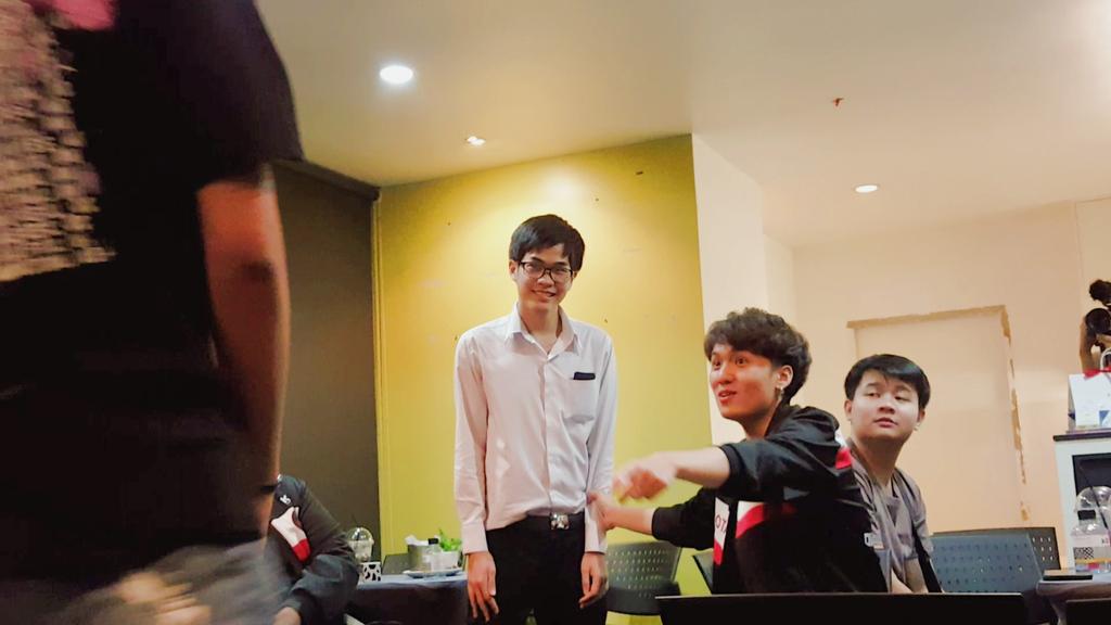 For_TingDC's tweet photo. ขำบวกเอ็นดูตอนนี้ น้องแฮมขอบคุณซันที่ช่วยทำให้น้องพัฒนาฝีมือได้ แต่ซันไม่อยู่ในห้องตอนนั้น แล้วพอซันเดินเข้ามาฮิวโก้รีบชี้ใหญ่เลย พี่ปริ๊นซ์ก็ช่วยบอกว่าแฮมชมซัน แล้วแฮมก็บอกว่า "ใครบอก" ไปอีก  โอ๊ย พอเค้าเข้ามาก็รีบปฏิเสธเชียว น้องง😂💕
#diamondcobra #dchamz #dchugo #mrsunz https://t.co/RBy8g1C7i2