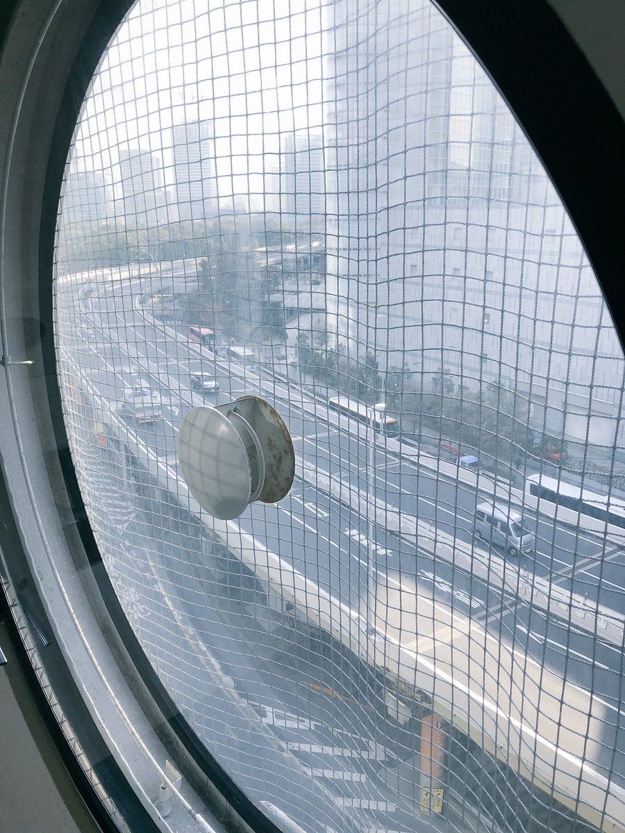 中銀カプセルタワー再生プロジェクト世話人の方がすごく良い人で、13室所有されているうちのひとつ、首都高ビューのお部屋も見せてもらえたのでシェアします。よりオリジナルに近い家具。これで高速道路が透明チューブだったら「かつて夢見た未来」そのまんまだよね。