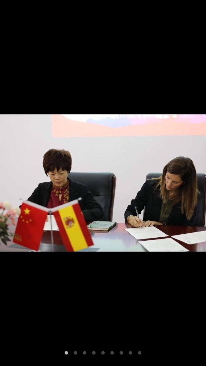 Esc_Pomp_Fabra's tweet photo. Participació al 14th Jiangsu International Forum for School Principals 2018 https://t.co/yX5icAD5hZ https://t.co/Iq49yBkktn