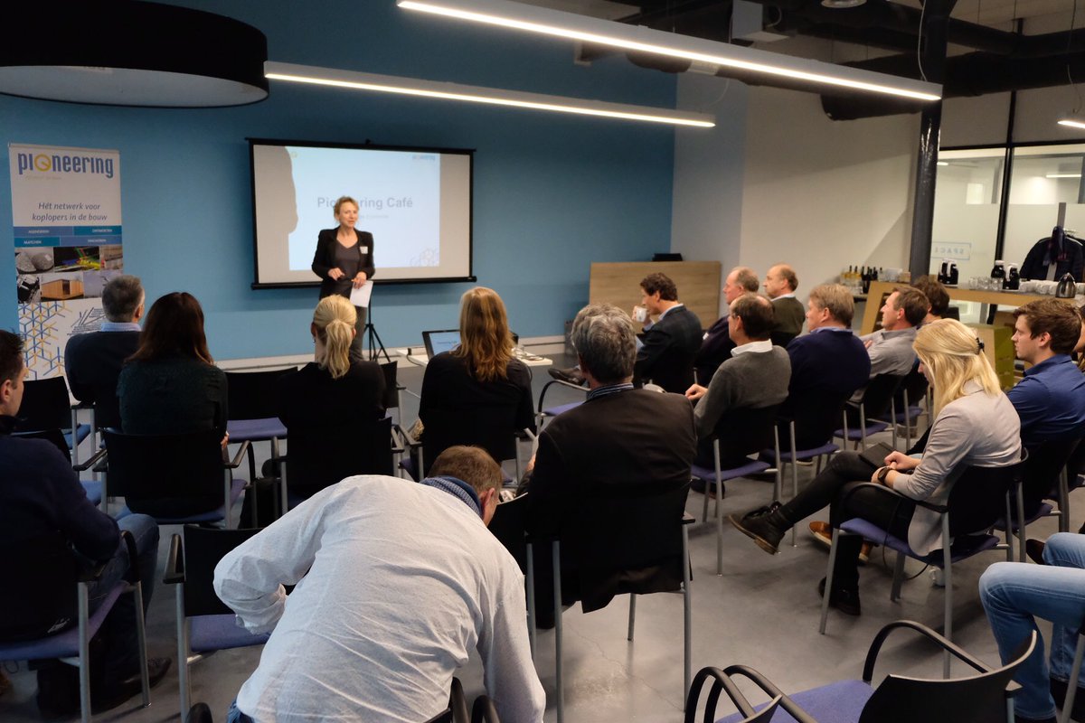 StPioneering's tweet image. Vanmiddag staat het #Pioneeringcafe in het teken van #Circulariteit. Vanuit diverse invalshoeken presentaties @JanStraatman #regieraadbouw Oost Nederland, Willem Pouwels @Gem_Enschede, @stefanijwening @Vechtstromen en @Sophie Oosterbroek @Domijn en @RutgerVrielink @StPioneering .