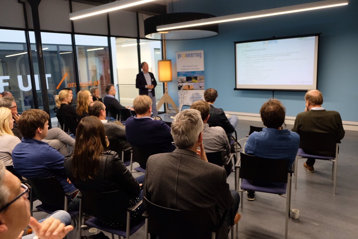 StPioneering's tweet image. Vanmiddag staat het #Pioneeringcafe in het teken van #Circulariteit. Vanuit diverse invalshoeken presentaties @JanStraatman #regieraadbouw Oost Nederland, Willem Pouwels @Gem_Enschede, @stefanijwening @Vechtstromen en @Sophie Oosterbroek @Domijn en @RutgerVrielink @StPioneering .