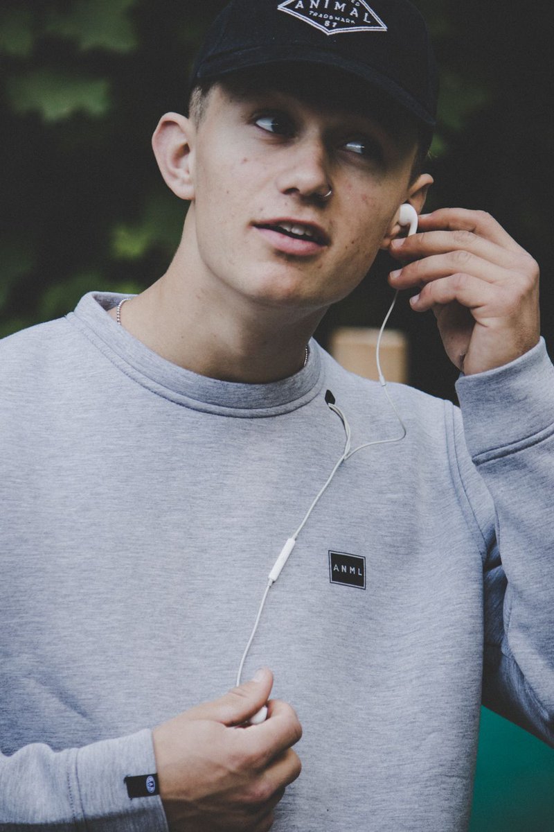 A little music to get you amped. What's your go-to soundtrack before sending it?

#SamHodgson in the Redeem sweat. Buy it here: buff.ly/2zkDdqs

#animaluk 
#howweride