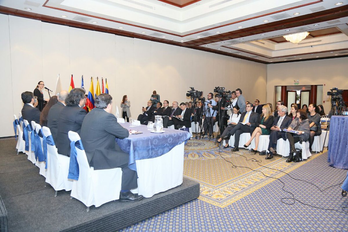 Salud_Ec's tweet photo. “El derecho a la salud ha sido consagrado tanto en la carta de las Naciones Unidas, como en las diversas constituciones y normativas de la mayoría de nuestros países”, @MVEspinosaS, ministra de Salud Pública.
#ORASCONHU
#SaludÁreaAndina
#REMSAA https://t.co/wRWuwnwXIt