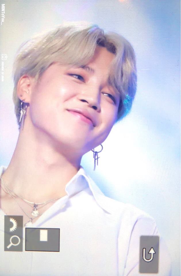 bbypjm_twt's tweet photo. Fvck jiminie dont ever ever wear THIS COLOR again please u make so ohmyghad I cannot explain my hearteu is BBOOM BBOOM 😫♥️😹!!!! #JIMIN #2018GMA #7AwardsFor7Angels https://t.co/b5Bs7oN8Ik