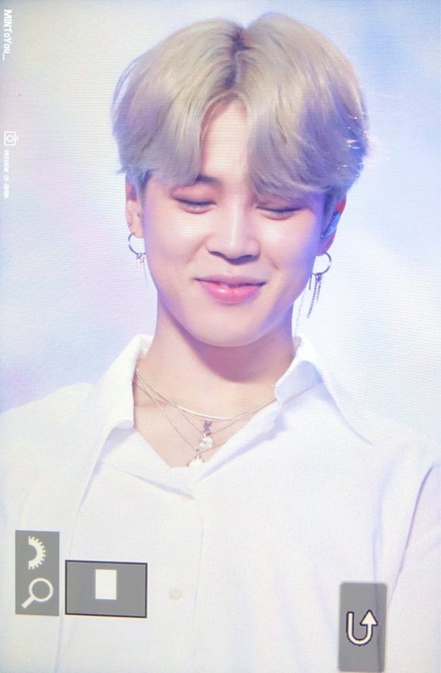 bbypjm_twt's tweet photo. Fvck jiminie dont ever ever wear THIS COLOR again please u make so ohmyghad I cannot explain my hearteu is BBOOM BBOOM 😫♥️😹!!!! #JIMIN #2018GMA #7AwardsFor7Angels https://t.co/b5Bs7oN8Ik