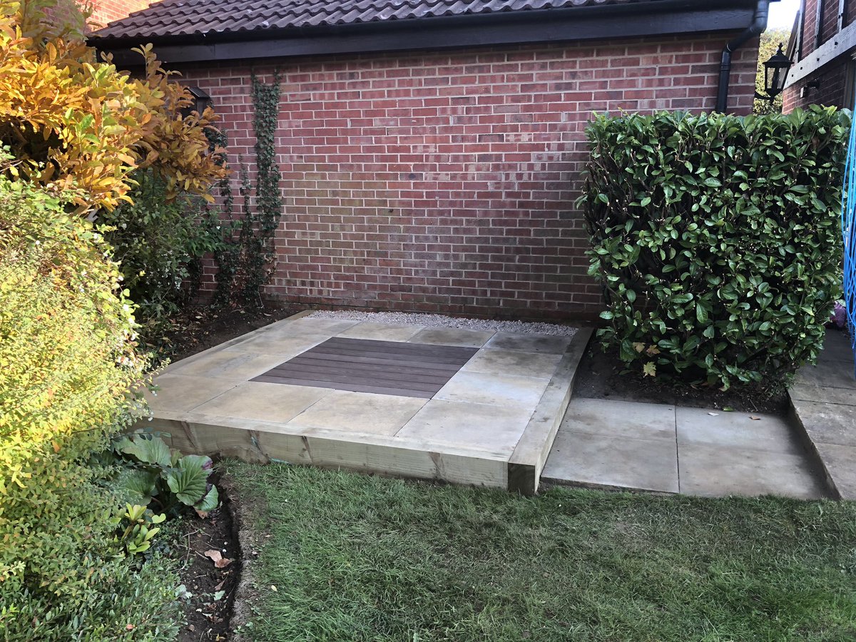 MaslinJonesLtd's tweet photo. Thatβs sleepers, paving and composite decking installed to make a lovely seating area ππΌ. #Maslinjones
#MiltonKeynes
#garden
#gardener
#gardening
#landscaping
#decking
#sleepers
#Framework
#timber
#wood
#paving #envirobuild https://t.co/LFSQrs0s2c
