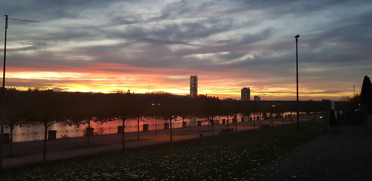 WernerLenhard's tweet photo. Ist das nicht ein toller Sonnenuntergang? #Bonn #Hymat https://t.co/dnTVkl0SMJ