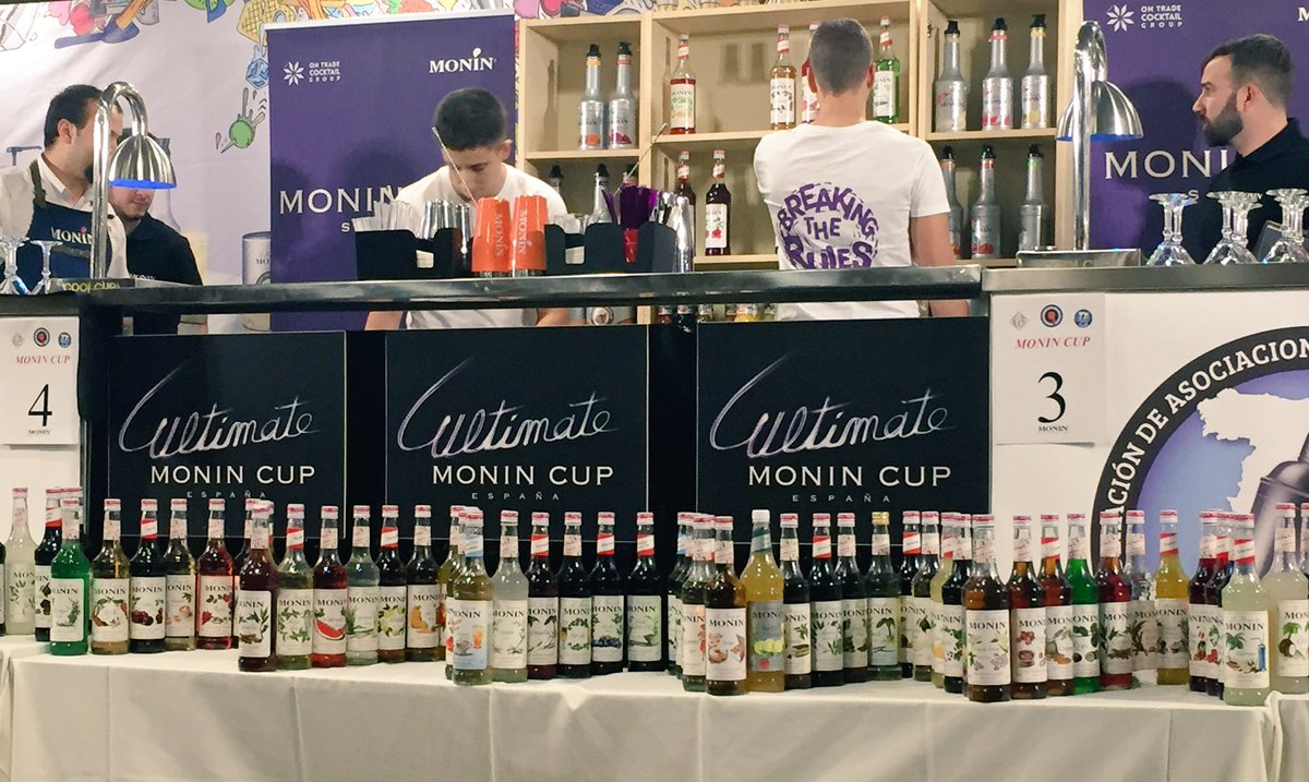 AsocGalBarmen's tweet photo. “Breaking the rules” 🤙🏼🤙🏼 nuestro concursante Pablo Bugallo tiene que elegir en 2 minutos los productos para crear su cocktail #CreatividadATope. Todo en directo 😮 #MoninDay #Fabe2018 #NacionalFABE2018 #FabeBarmans https://t.co/4waEYd30X7