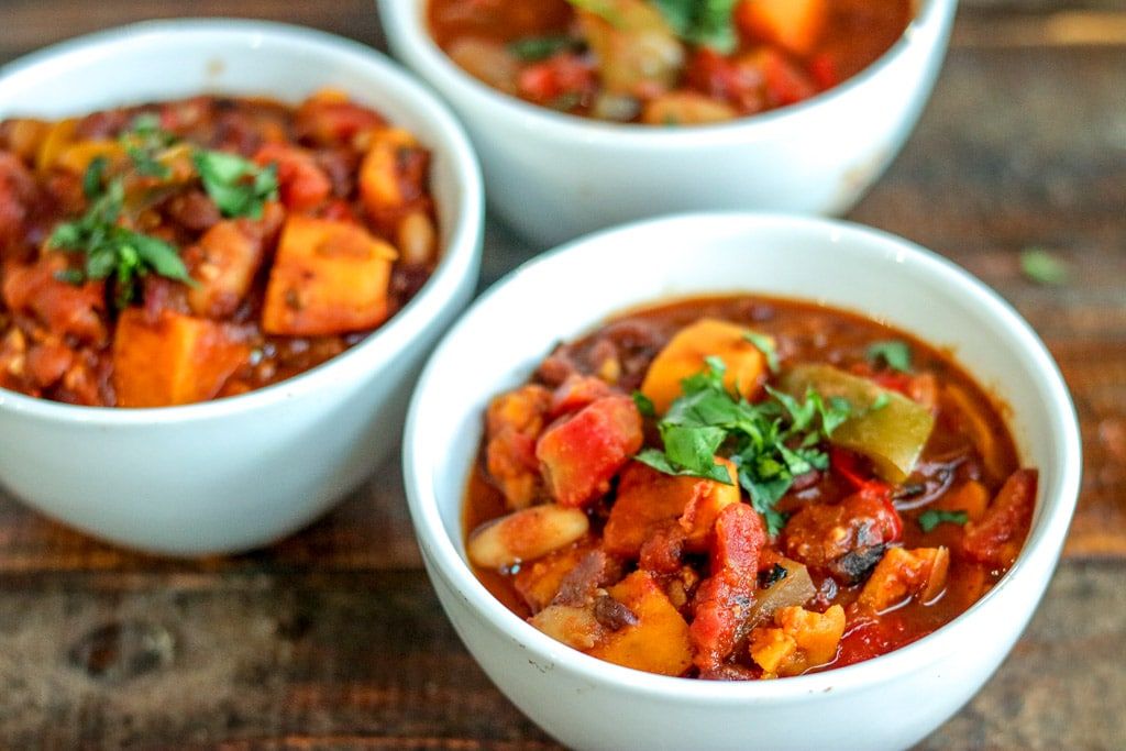 kyleecooks's tweet photo. This simple vegetarian chili is perfect for cool weather, packed with peppers, onions, beans, tomatoes, and sweet potatoes - this is a great crockpot chili! #crockpot #chili #vegetarian #vegan https://t.co/zkgw915szV https://t.co/5h0MwrngDV