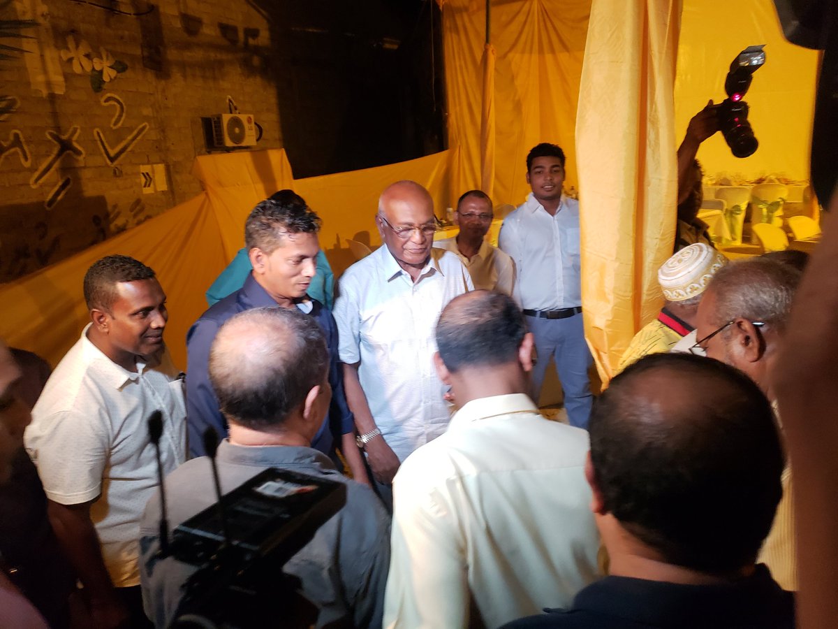 #AdduCity Hithadhoo Uthuru Dhaairaa in baahvvaa khaassa farihkolhehgai Raees <a href="/MohamedNasheed/">Mohamed Nasheed</a> aai #MadamLailaAli baiverivevadaigannavaifi

💛 މިއީ ހިތާ ހިތުގެ ގުޅުމެއް 💛