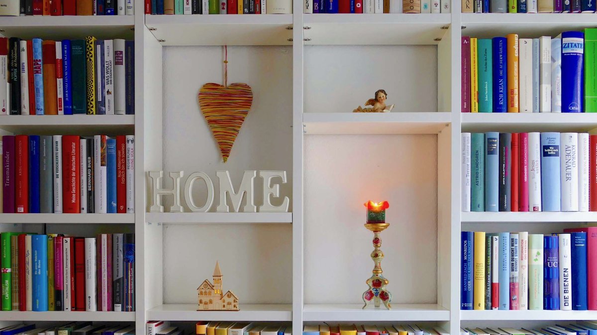 FirstBookCanada's tweet photo. 💡 "A 20-year study from 2010 suggested that access to a home library impacts a child’s educational attainment just as much as their parents’ occupations and education levels" - https://t.co/7xEwe8W2uM via @mentalfloss #WhyWeDoWhatWeDo https://t.co/cfdqV54B8A