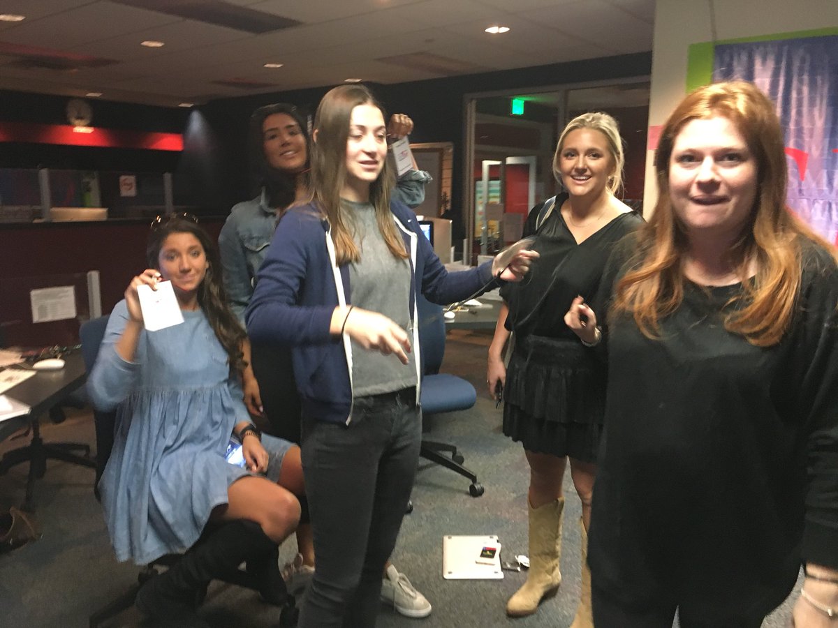 ValRobertsEvans's tweet photo. SMU journalism students preparing for a night of election coverage #SMUTv #smumeadows https://t.co/O6oMj8X0g5