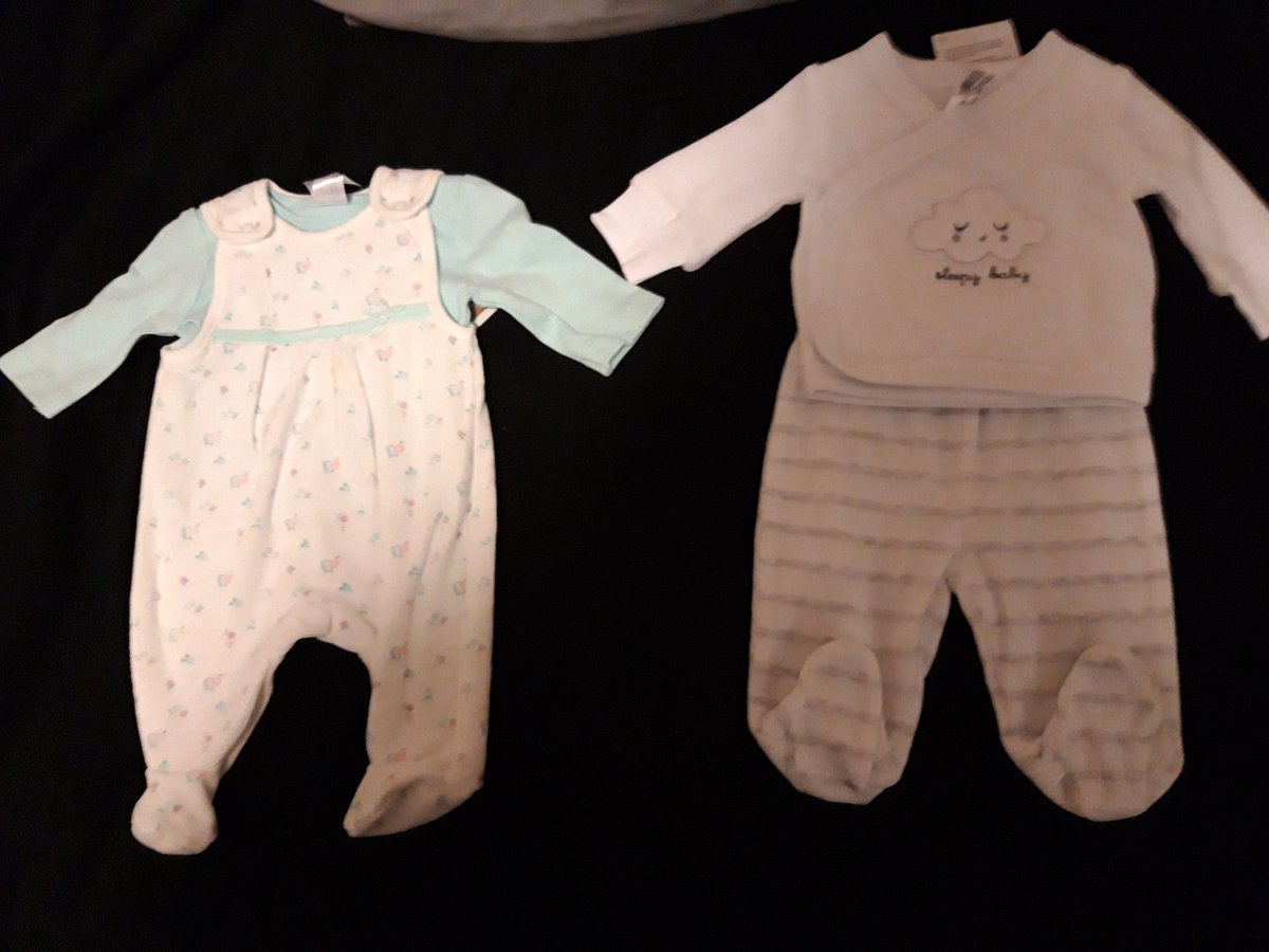 Jasimini85's tweet image. Wenn die eigene Tante Dich zum heulen bringt, weil sie Dir das erste Outfit für den zukünftigen Babypups kauft 😅😘 #offstream #reallife #Twitchde #TwitchBaby😂