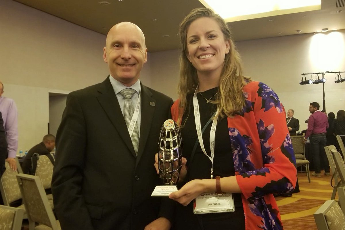 AgAmericas's tweet photo. Agricultural Monitoring in the Americas won the Latin America Geospatial World Excellence Award at @geoworldmedia #LAGF! @dibella_carlos of @intaargentina received the award as lead of @G20_GEOGLAM Latinoamerica. @SergioCimbaro accepted it, smiling with #AMA lead @akwgeo. https://t.co/knlnkQiWNV