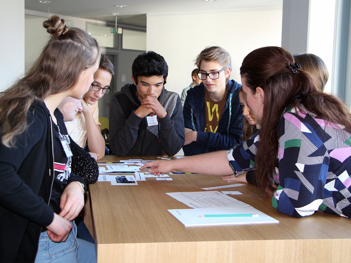 FraunhoferIKS's tweet image. #Softwaremodellierung und Mensch-#Roboter-Kollaboration – Darum ging es beim Besuch von »Schüler experimentieren« am #Fraunhofer ESK. s.fhg.de/3b8