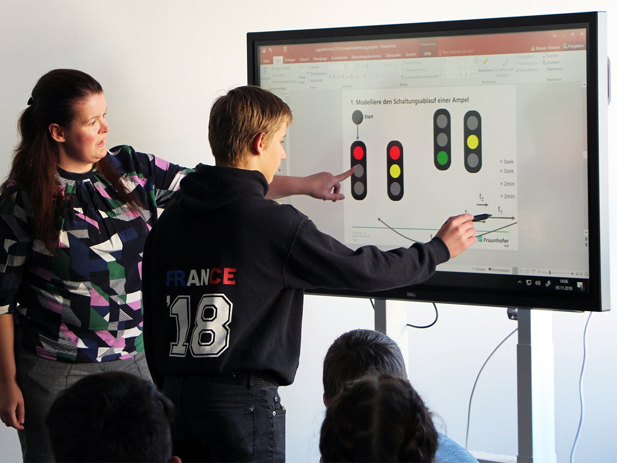 FraunhoferIKS's tweet image. #Softwaremodellierung und Mensch-#Roboter-Kollaboration – Darum ging es beim Besuch von »Schüler experimentieren« am #Fraunhofer ESK. s.fhg.de/3b8