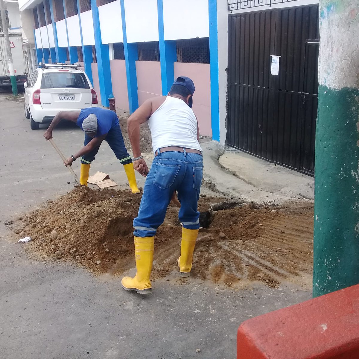 EapaSM's tweet photo. #ControlDeFugas | Trabajamos en la reparación de una fuga de agua potable, que fue reportada por nuestros usuarios en el barrio El Panecillo.
#TrabajamosParaUstedes
@AguaEc @Agua_Esmeraldas @HumbertoCholang @GoberEsmeraldas @Gadesmeraldas https://t.co/WJSAYsT5ZP