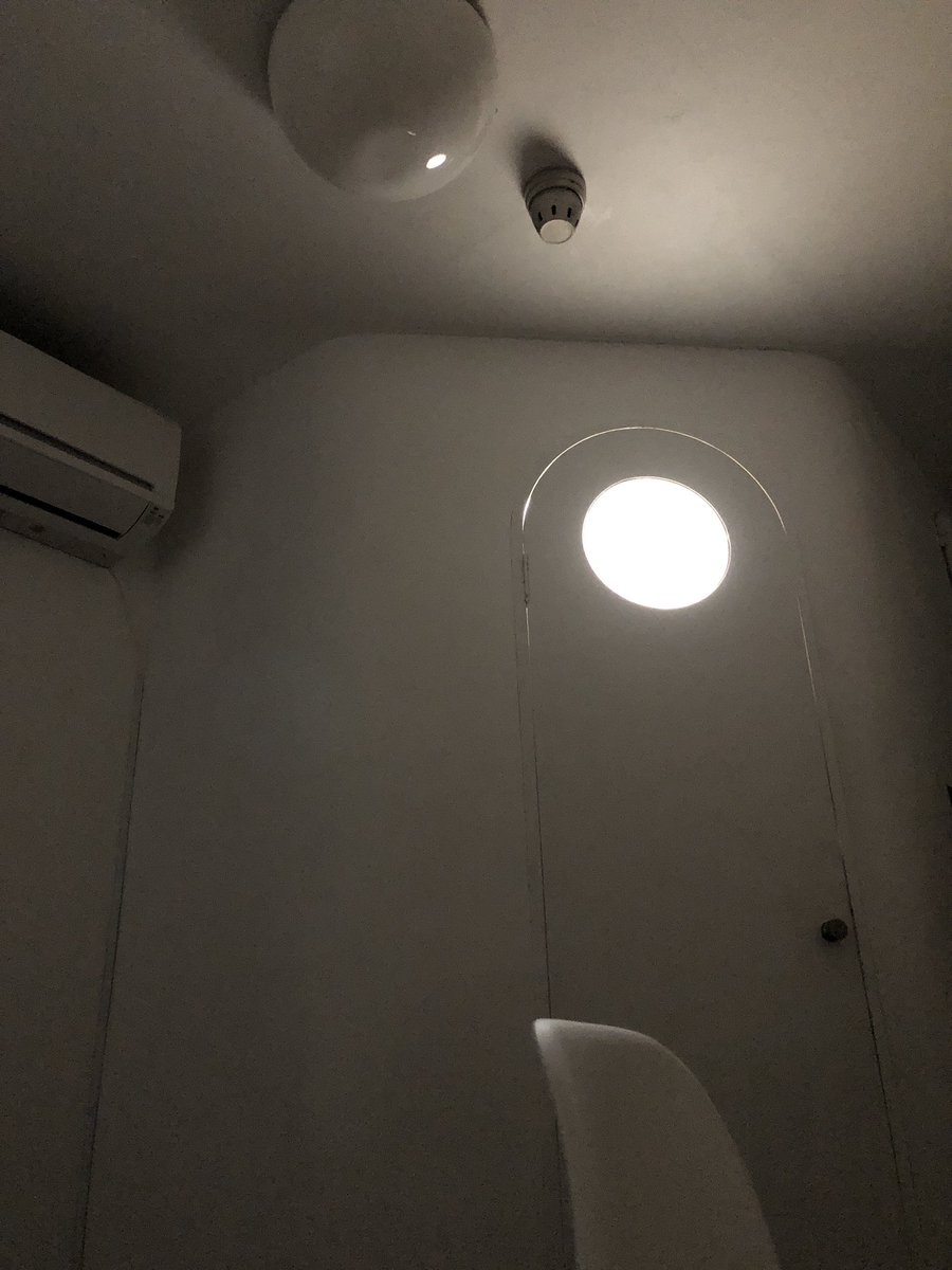 お風呂。見どころは特注のアールの付いた扉とその枠。お風呂の明かりを点けたまま、ベッドに入るとかなり宇宙船気分。 &ndash; bei  中銀カプセルタワービル