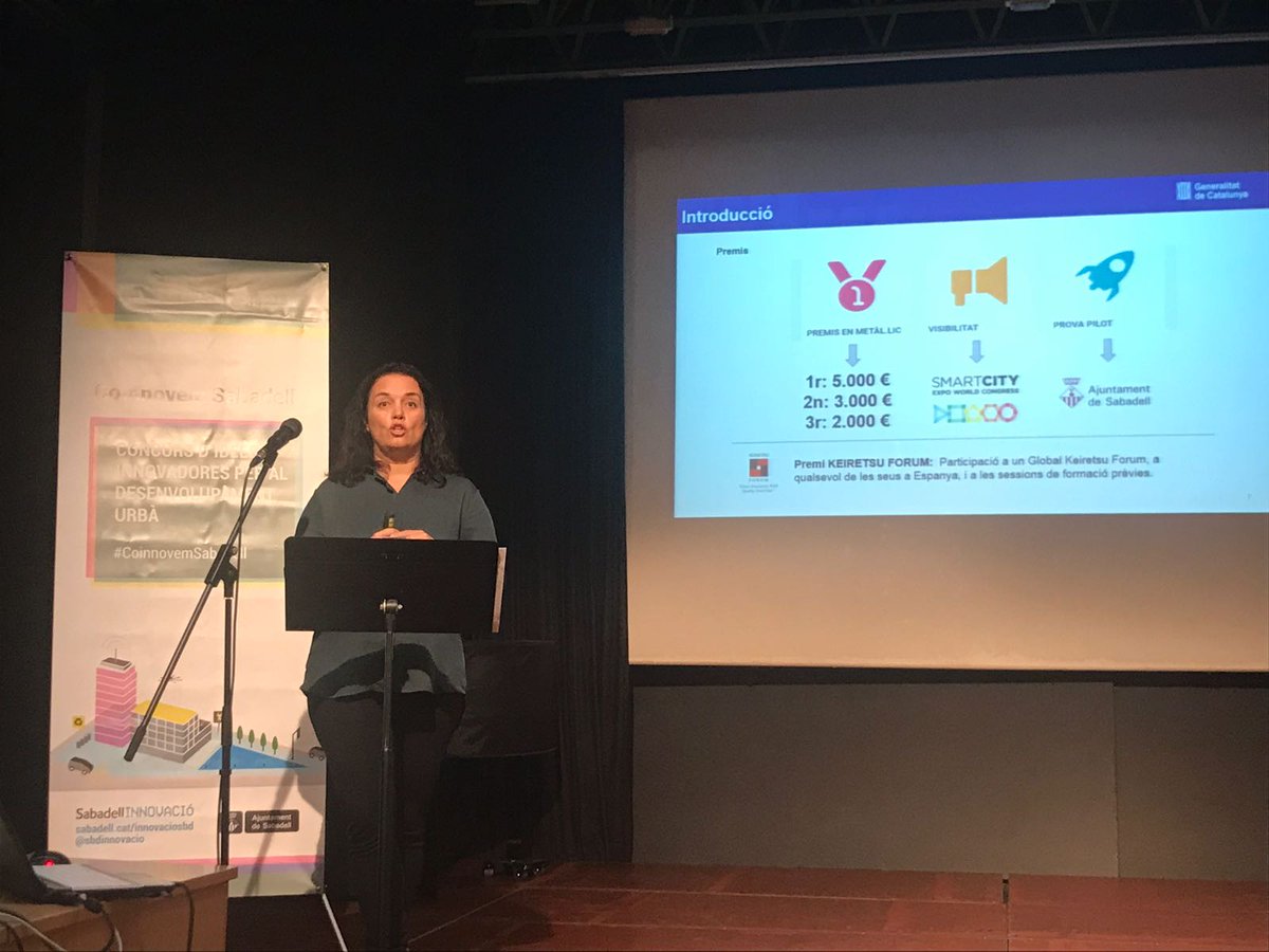 KeiretsuSpain's tweet image. Momento de presentar el premio Keiretsu Forum en el #SmartCATChallenge. Lo hace @RosaParadell