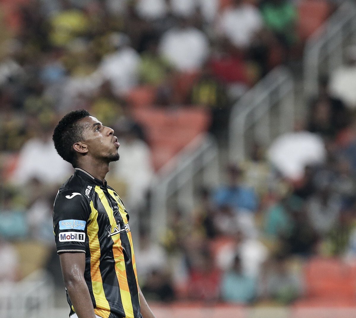 يغيب مدافع #الاتحاد " احمد عسيري " امام الفيحاء ...إيه رأيك في غيابه.!؟.!؟ 